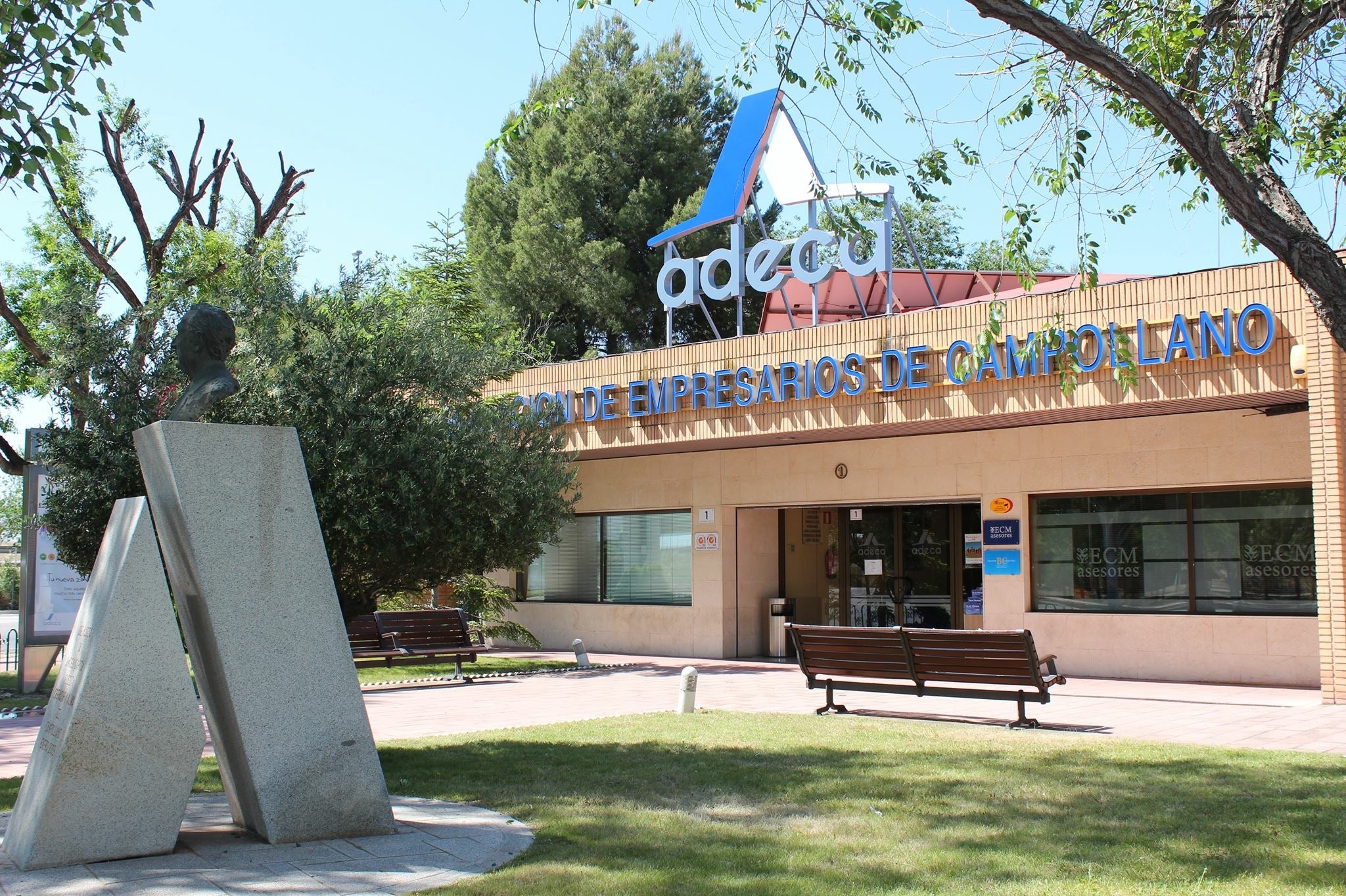 ADECA reconoce como socio de Honor al abogado Julio García Bueno y como Empresa destacada a Laboratorios Vinfer ADECA reconoce como socio de Honor al abogado Julio García Bueno y como Empresa destacada a Laboratorios Vinfer