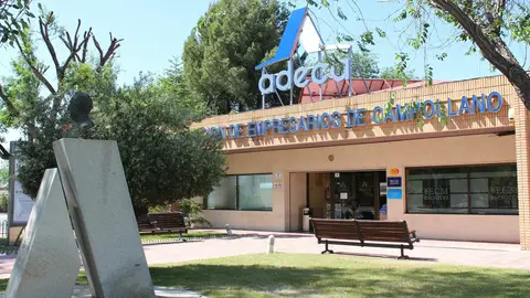 ADECA reconoce como socio de Honor al abogado Julio García Bueno y como Empresa destacada a Laboratorios Vinfer ADECA reconoce como socio de Honor al abogado Julio García Bueno y como Empresa destacada a Laboratorios Vinfer