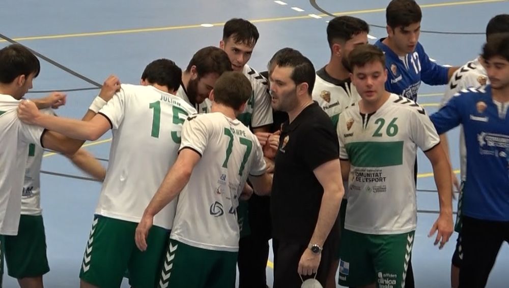 Julián Gil, en uno de sus últimos partidos como entrenador del sénior masculino del Club Balonmano Elche.