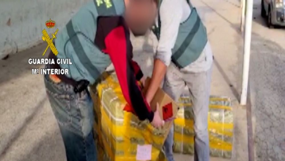 Agentes de la Guardia Civil con material incautado en Elche.