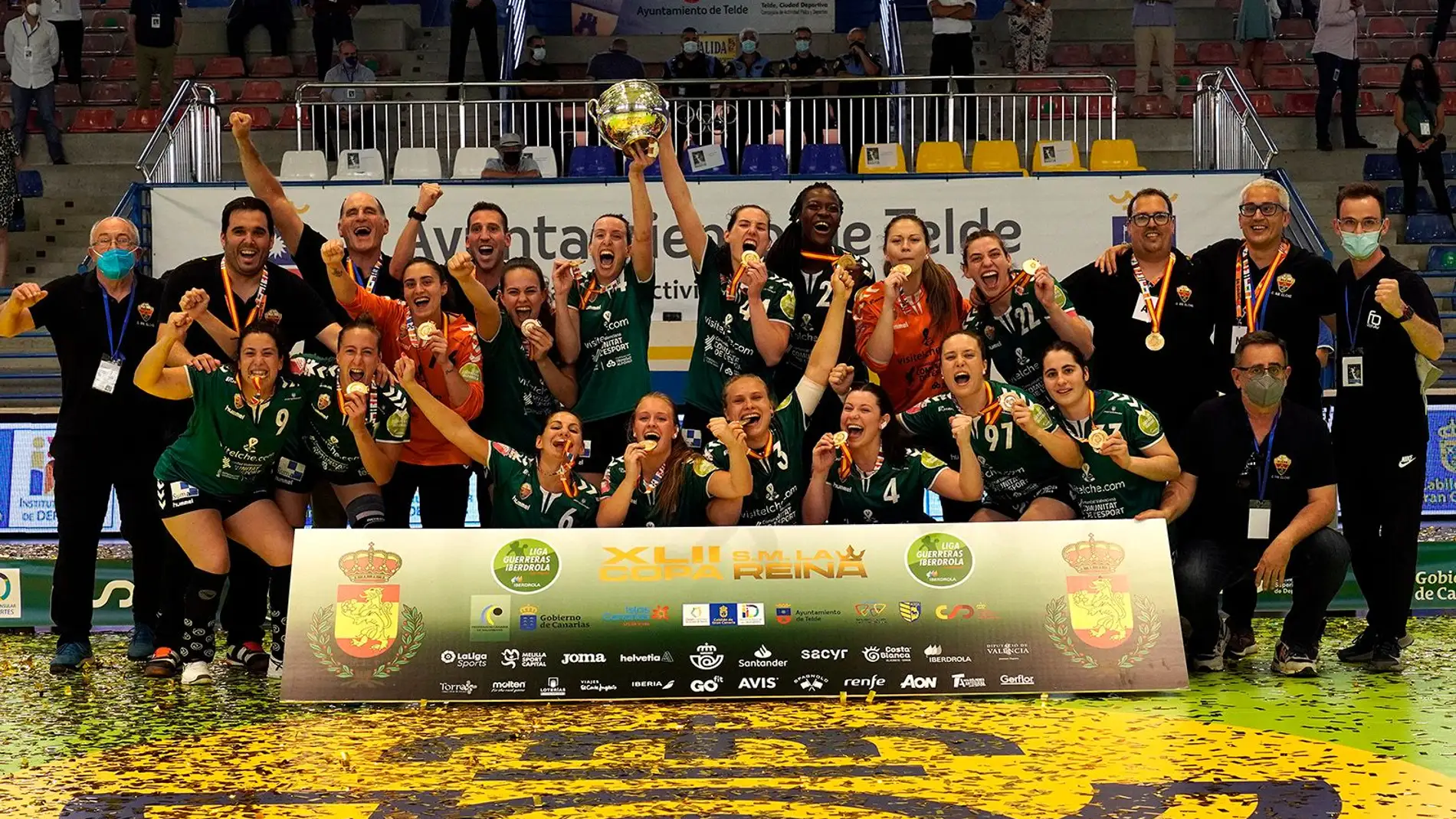 El Club Balonmano Elche celebra el título de la Copa de la Reina en Gran Canaria.
