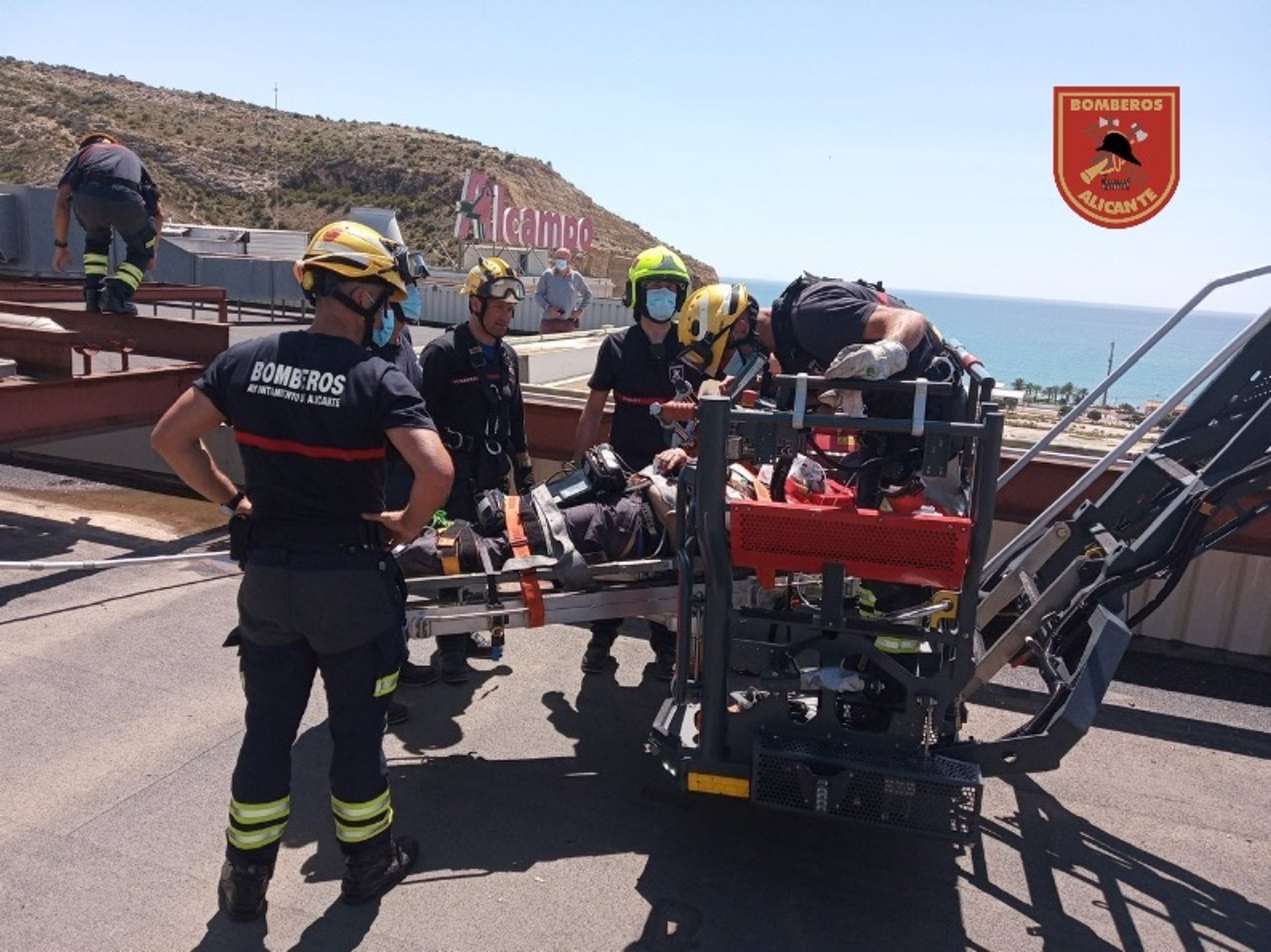 Los bomberos rescatan con la auto escalera a un trabajador accidentando en una azotea Los bomberos rescatan con la auto escalera a un trabajador accidentando en una azotea
