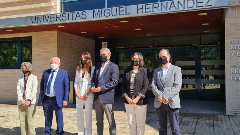 En el centro de la imagen la consellera Carolina Pascual con el rector de la UMH, Juan Jos&eacute; Ruiz