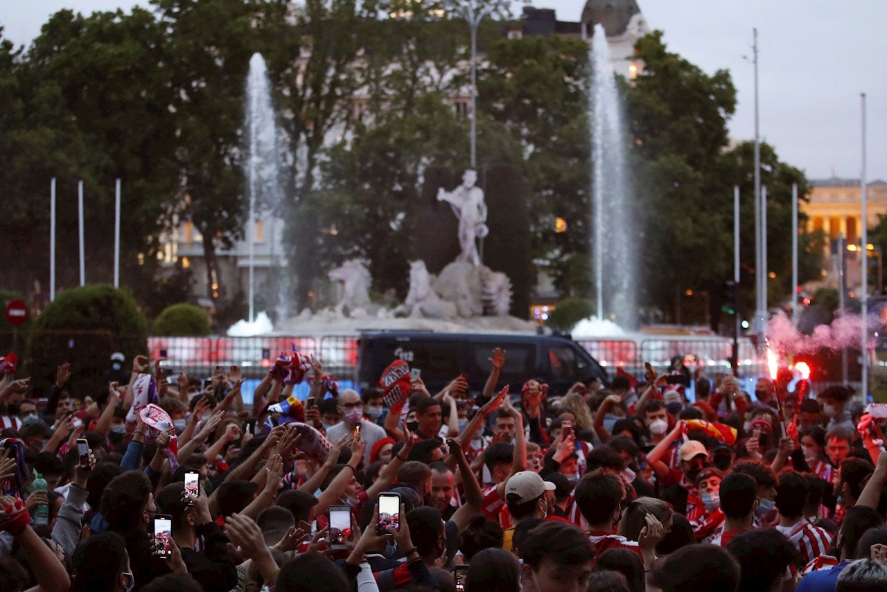 Las preguntas de Amón: "¿Es el momento de cambiar el monumento de Neptuno por el de Simeone?" Las preguntas de Amón: "¿Es el momento de cambiar el monumento de Neptuno por el de Simeone?"