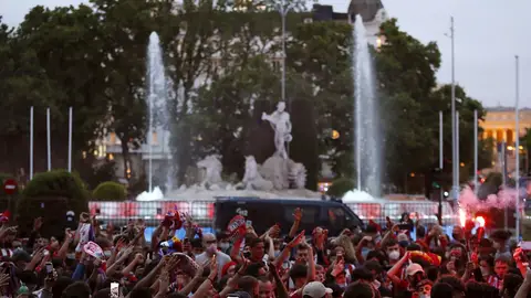 Aficionados del Atlético de Madrid celebrando en Neptuno Aficionados del Atlético de Madrid celebrando en Neptuno