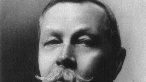 Com era el creador de Sherlock Holmes, sir Arthur Conan Doyle?