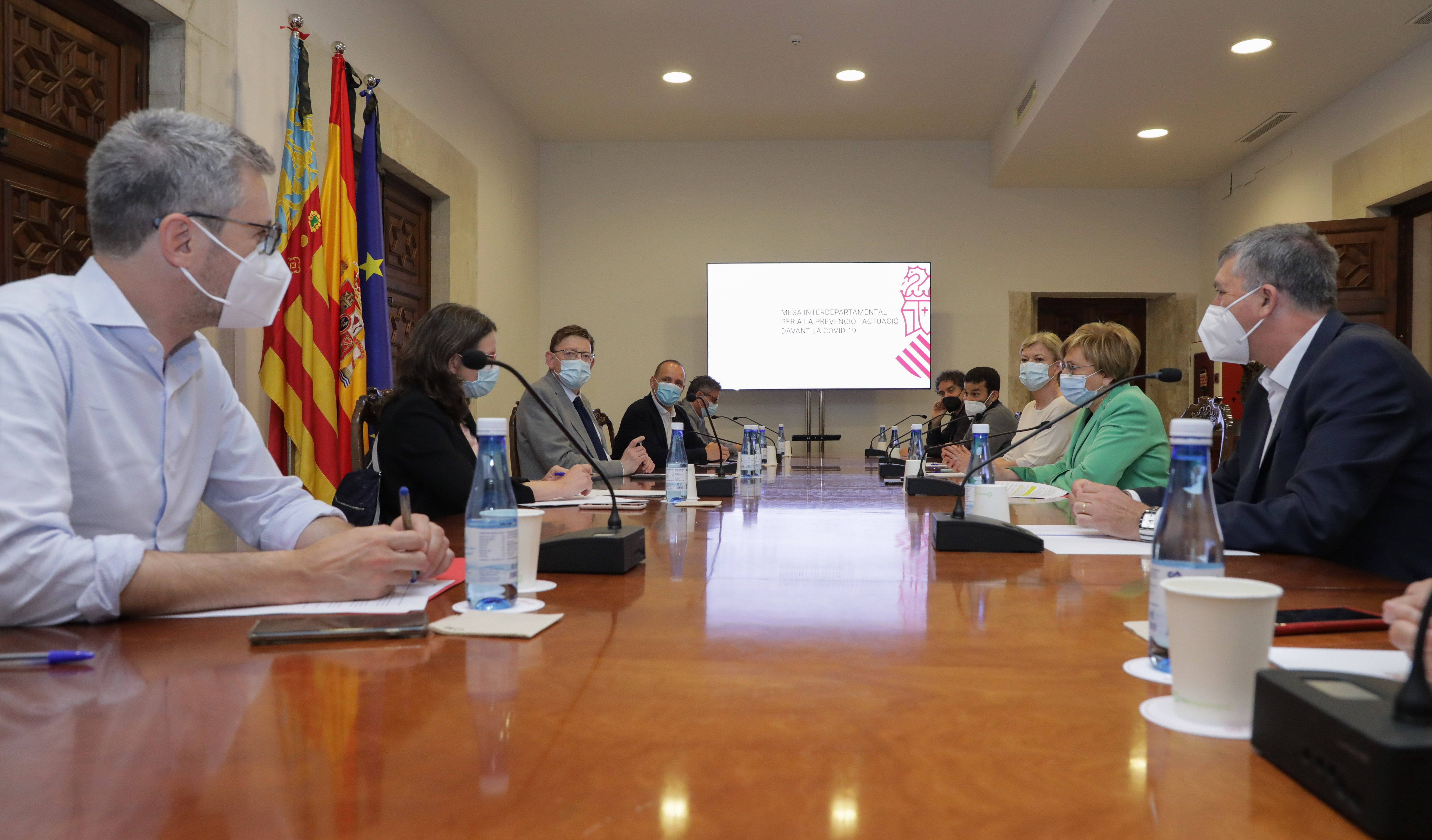 La Comunitat mantiene el 'toque de queda' desde la 01'00 y retrasa el cierre de la hostelería hasta las 00'30h La Comunitat mantiene el 'toque de queda' desde la 01'00 y retrasa el cierre de la hostelería hasta las 00'30h