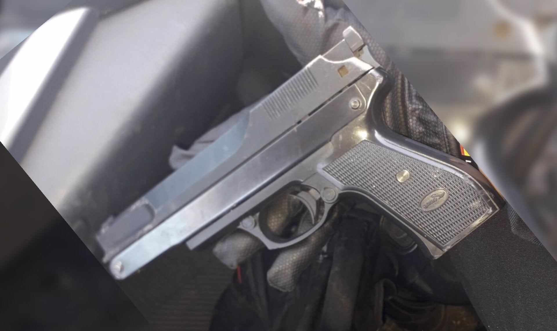 La Policía Local de Elche detiene a un hombre por amenazar con una pistola de aire comprimido a empleados de un comercio La Policía Local de Elche detiene a un hombre por amenazar con una pistola de aire comprimido a empleados de un comercio