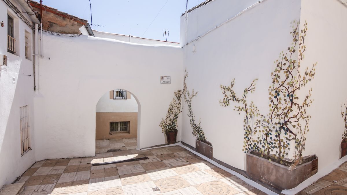 La calle Castillo recupera su imagen tradicional con la intervención del Consorcio Cáceres Ciudad Histórica La calle Castillo recupera su imagen tradicional con la intervención del Consorcio Cáceres Ciudad Histórica