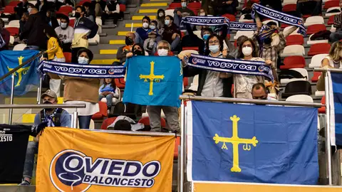 Aficionados del Liberbank Oviedo Baloncesto en Coruña. Aficionados del Liberbank Oviedo Baloncesto en Coruña.