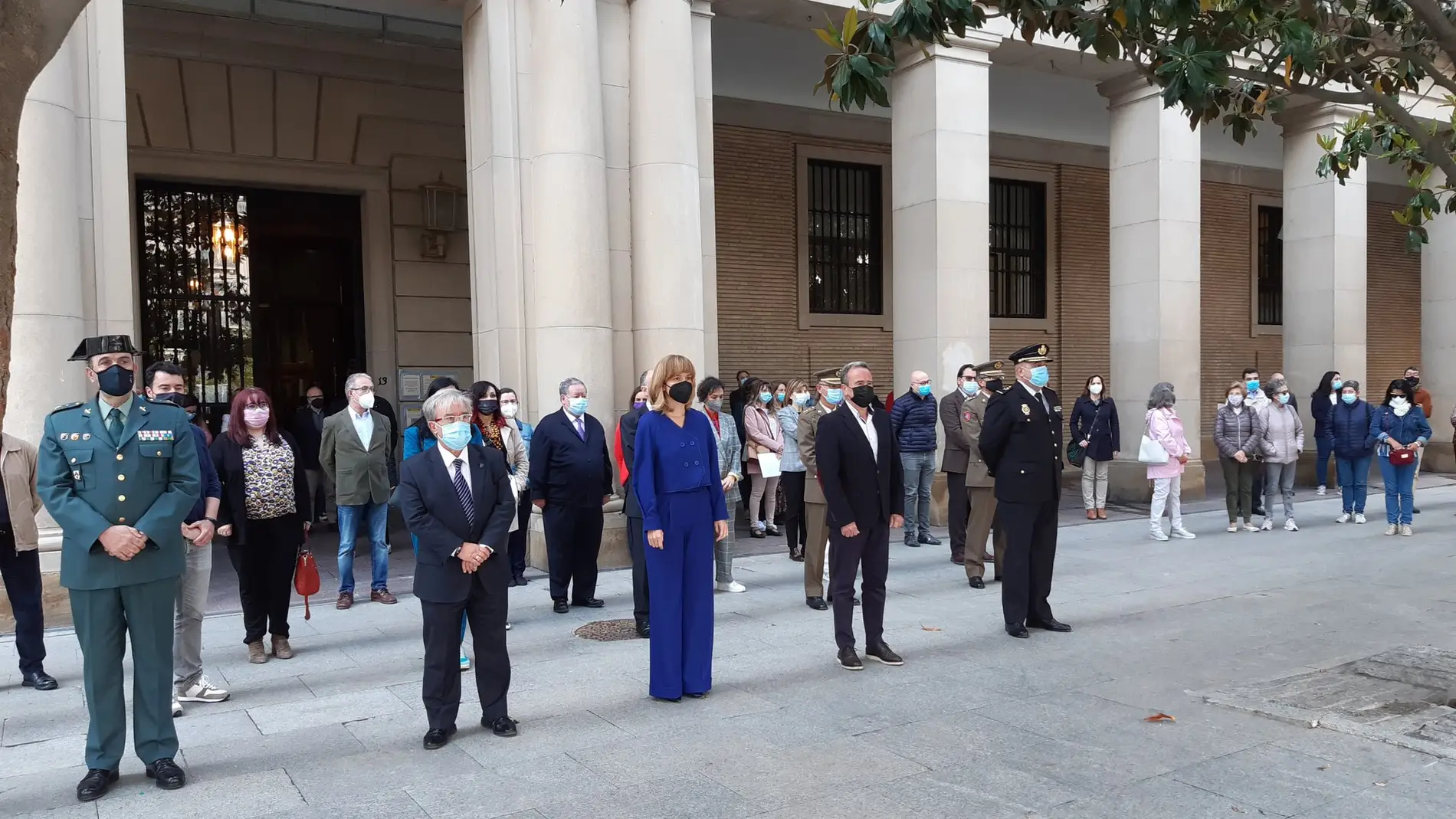 El Justicia Ángel Dolado, Pilar Alegría y el presidente de la DPZ, Juan Antonio Sánchez Quero, en la concentración de la Delegación