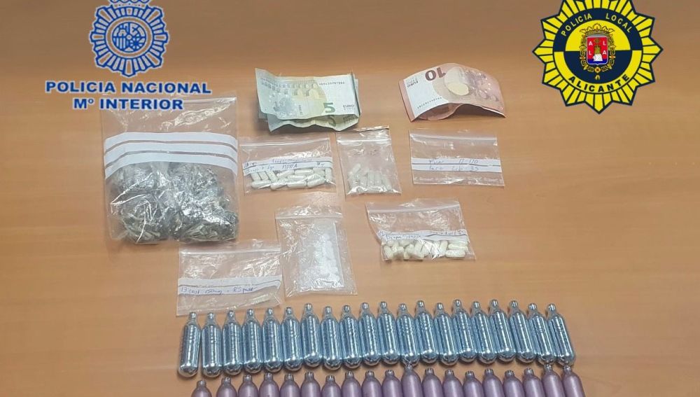 Drogas intervenidas y contenedores de helio y óxido nitroso