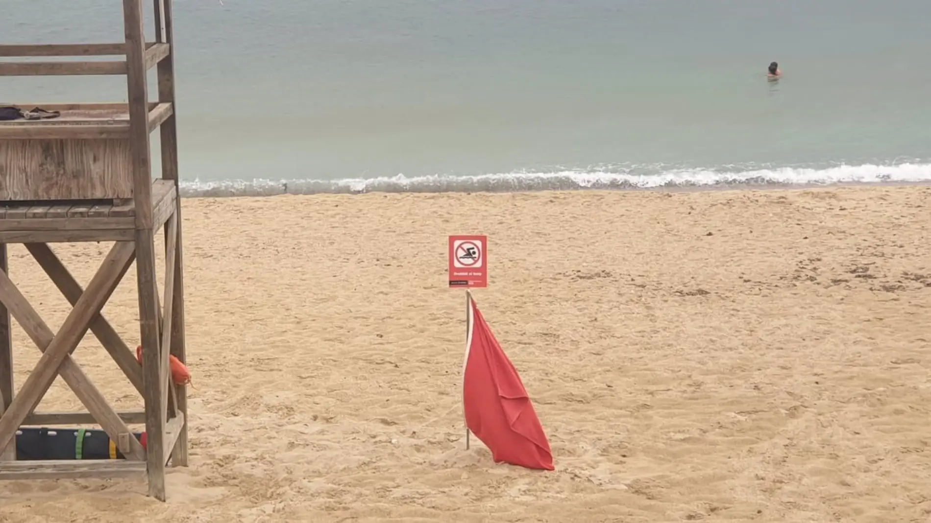 El ayuntamiento de Palma cierra al baño y señaliza con la bandera roja la playa de Can Pere Antoni por un vertido de aguas mixtas.