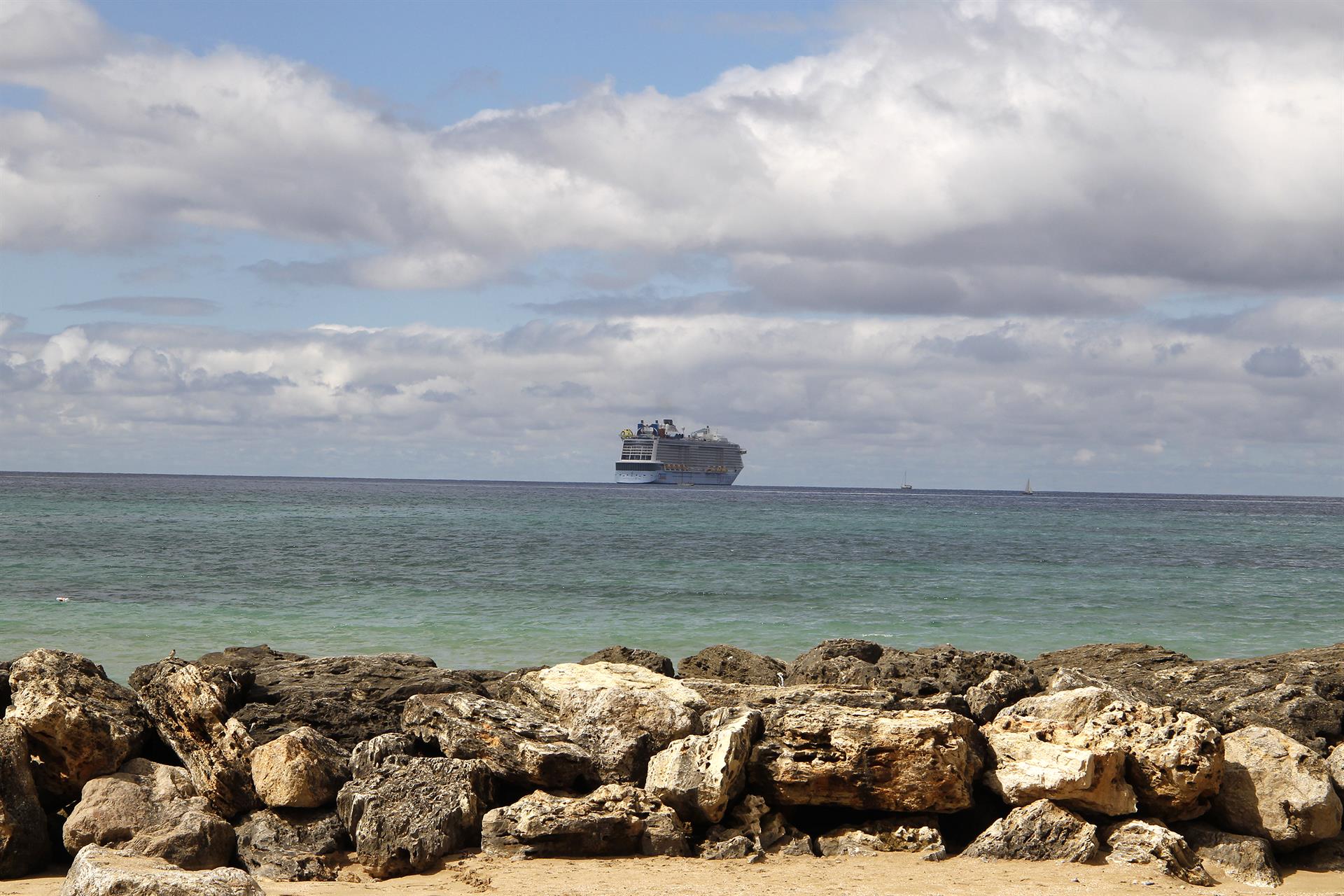 Trasladan a una clínica de Palma a los cinco tripulantes positivos del 'Odyssey of the Seas' Trasladan a una clínica de Palma a los cinco tripulantes positivos del 'Odyssey of the Seas'