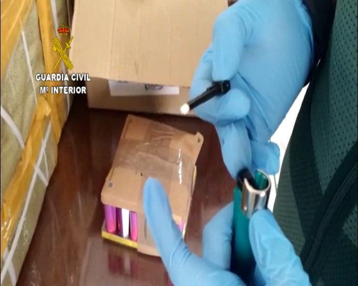 La Guardia Civil detiene en Elche a tres hombres en una operación con más de 11.000 mecheros y otros productos falsificados La Guardia Civil detiene en Elche a tres hombres en una operación con más de 11.000 mecheros y otros productos falsificados