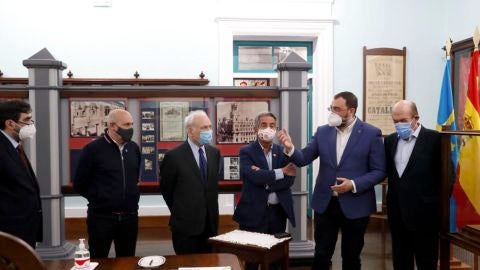 Los presidentes durante la visita al Museo