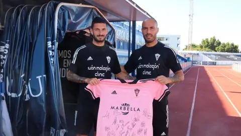 Marcos Ruiz y Añón posan con una camiseta del Marbella FC Sorteo solidario TripleA
