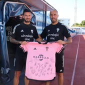 Marcos Ruiz y Añón posan con una camiseta del Marbella FC Marcos Ruiz y Añón posan con una camiseta del Marbella FC
