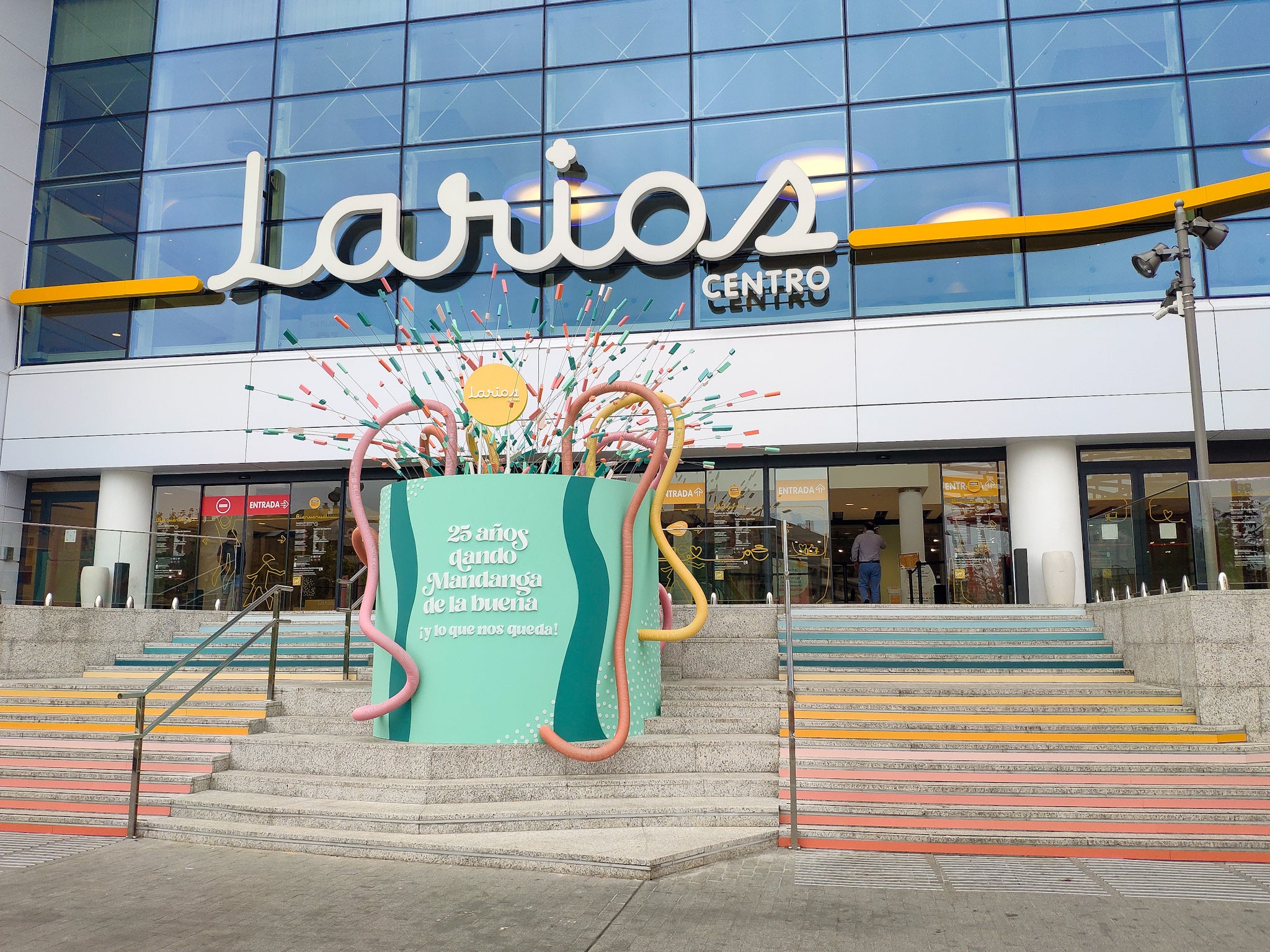 Larios Centro celebra su 25 aniversario con música en directo, coctelería, sorteos, escape room y cientos de regalos Larios Centro celebra su 25 aniversario con música en directo, coctelería, sorteos, escape room y cientos de regalos