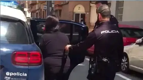 Los agentes conducen a la arrestada Los agentes conducen a la arrestada