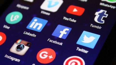 M&oacute;vil con redes sociales 
