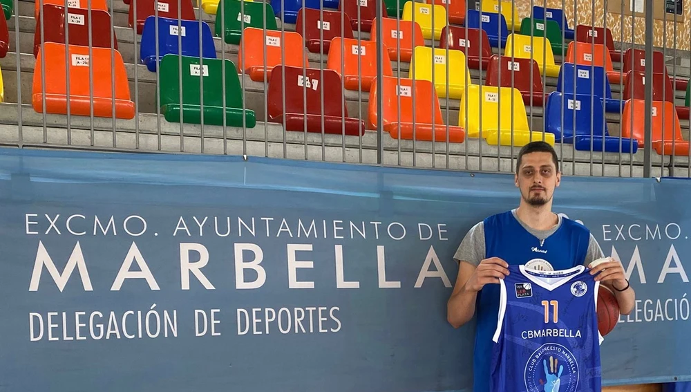 Kenan Karahodzic posa con la camiseta del CB Marbella 