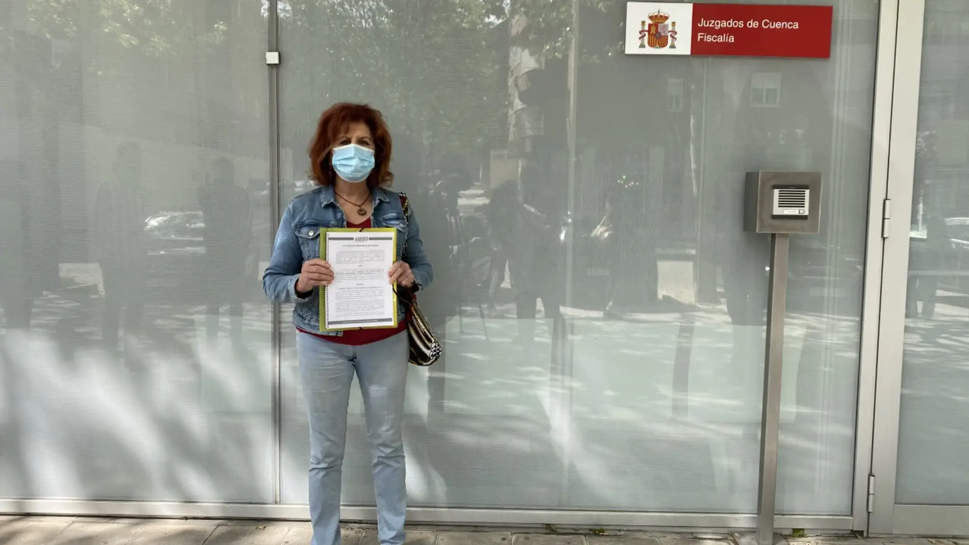 La concejal de Podemos, María Ángeles García, poco antes de presentar el escrito ante la Fiscalía de Cuenca