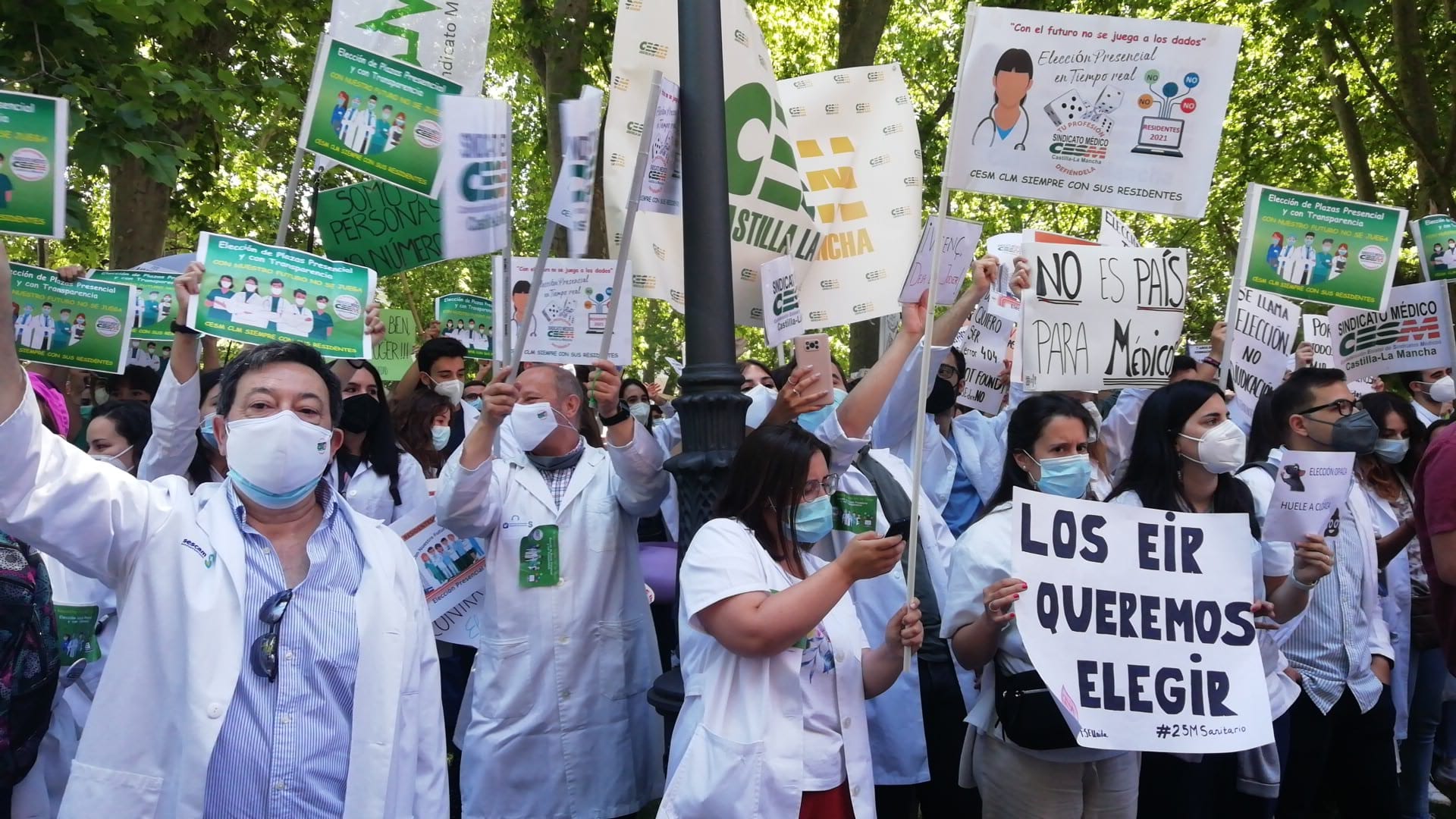 El colectivo médico se concentra frente a Sanidad contra la adjudicación telemática de plazas MIR El colectivo médico se concentra frente a Sanidad contra la adjudicación telemática de plazas MIR