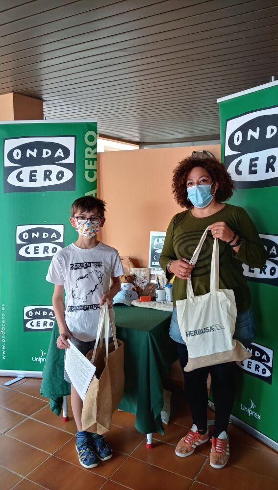 alejandro ha recibido sus premios cortesía de los patrocinadores de manos de la periodista Inma Saranova