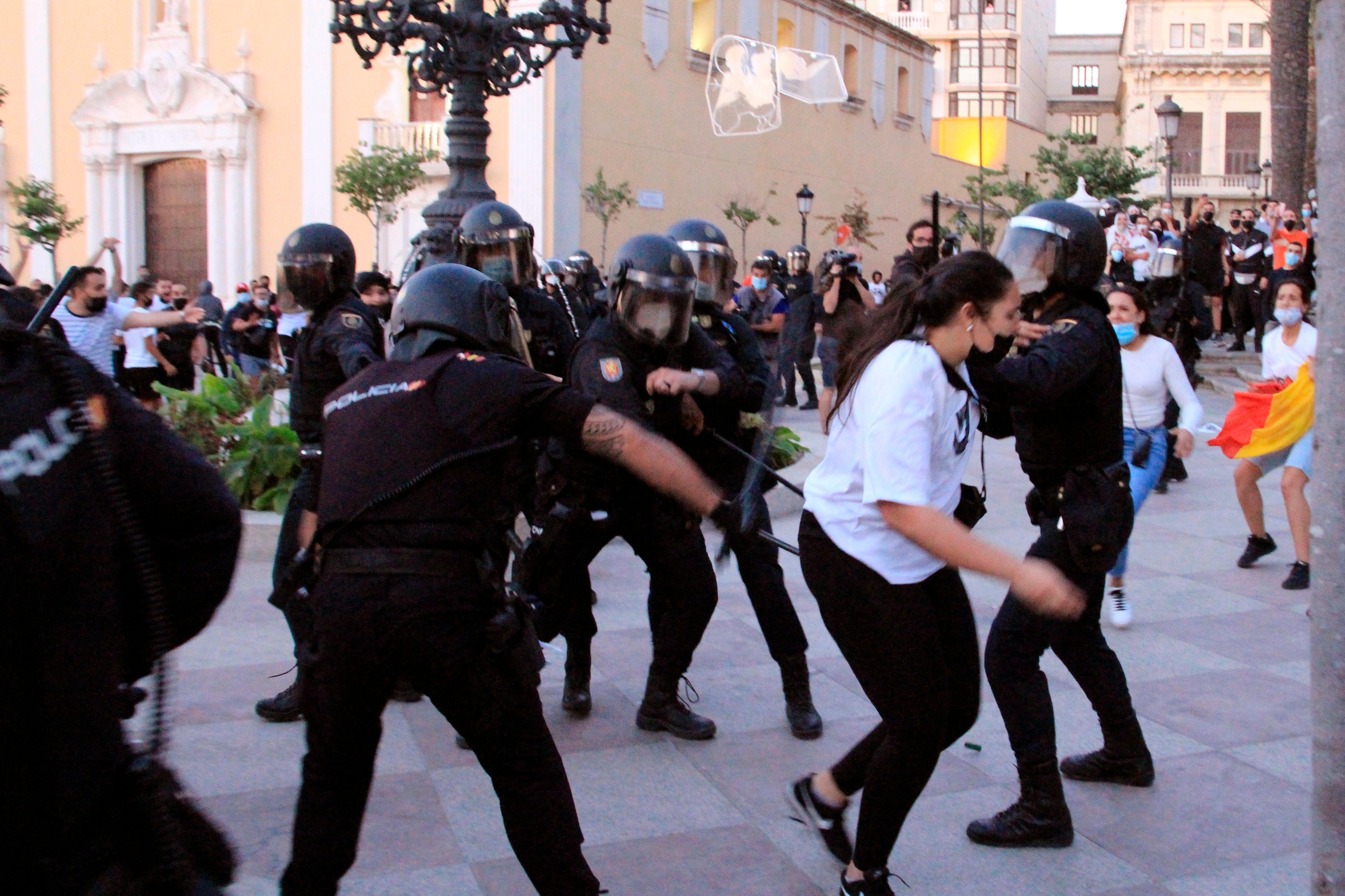 Dos detenidos y siete agentes heridos tras los disturbios en Ceuta por la presencia de Abascal Dos detenidos y siete agentes heridos tras los disturbios en Ceuta por la presencia de Abascal