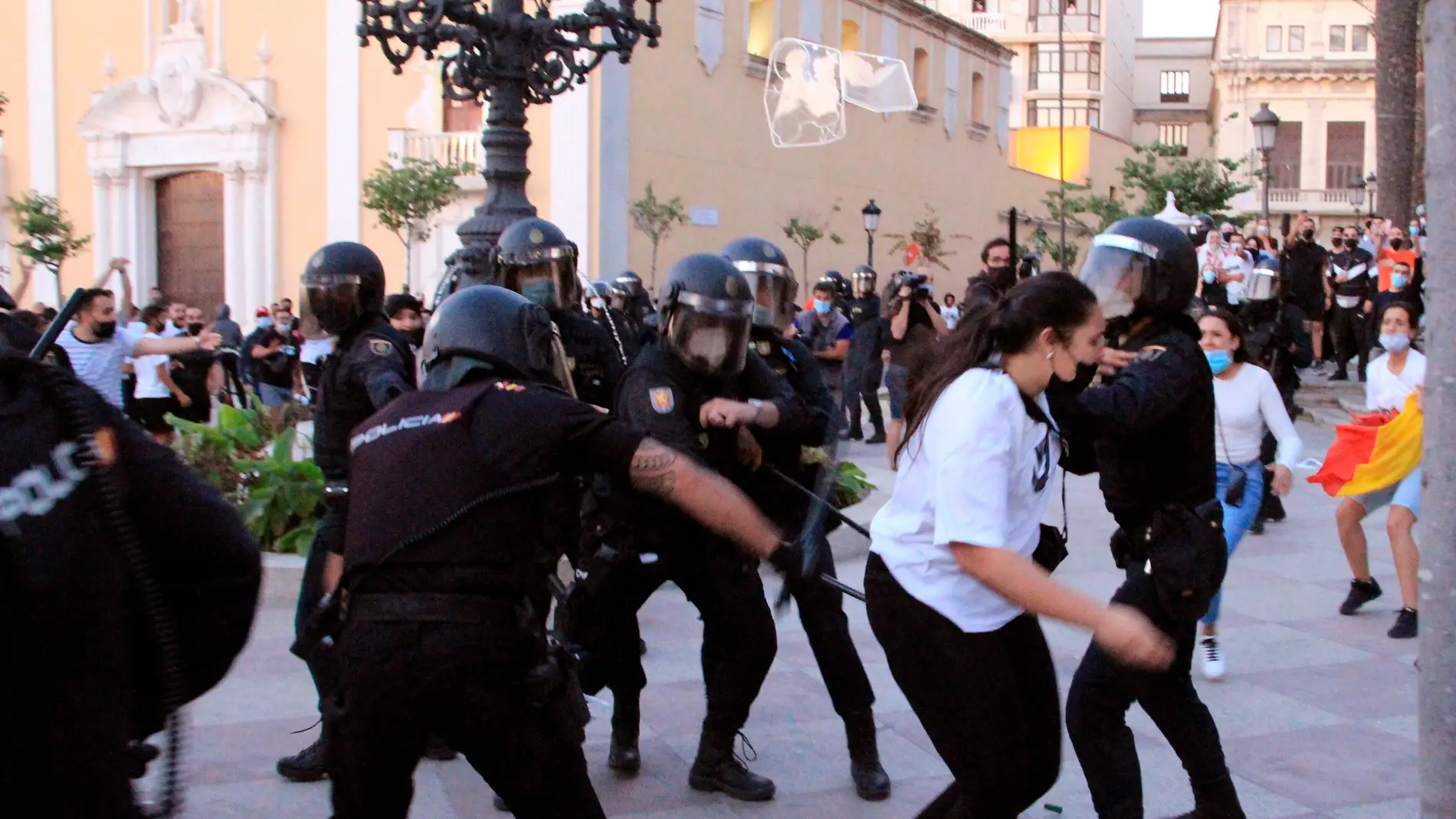 Miembros de la Policía Nacional ante las protestas el lunes en la Plaza de los Reyes de Ceuta