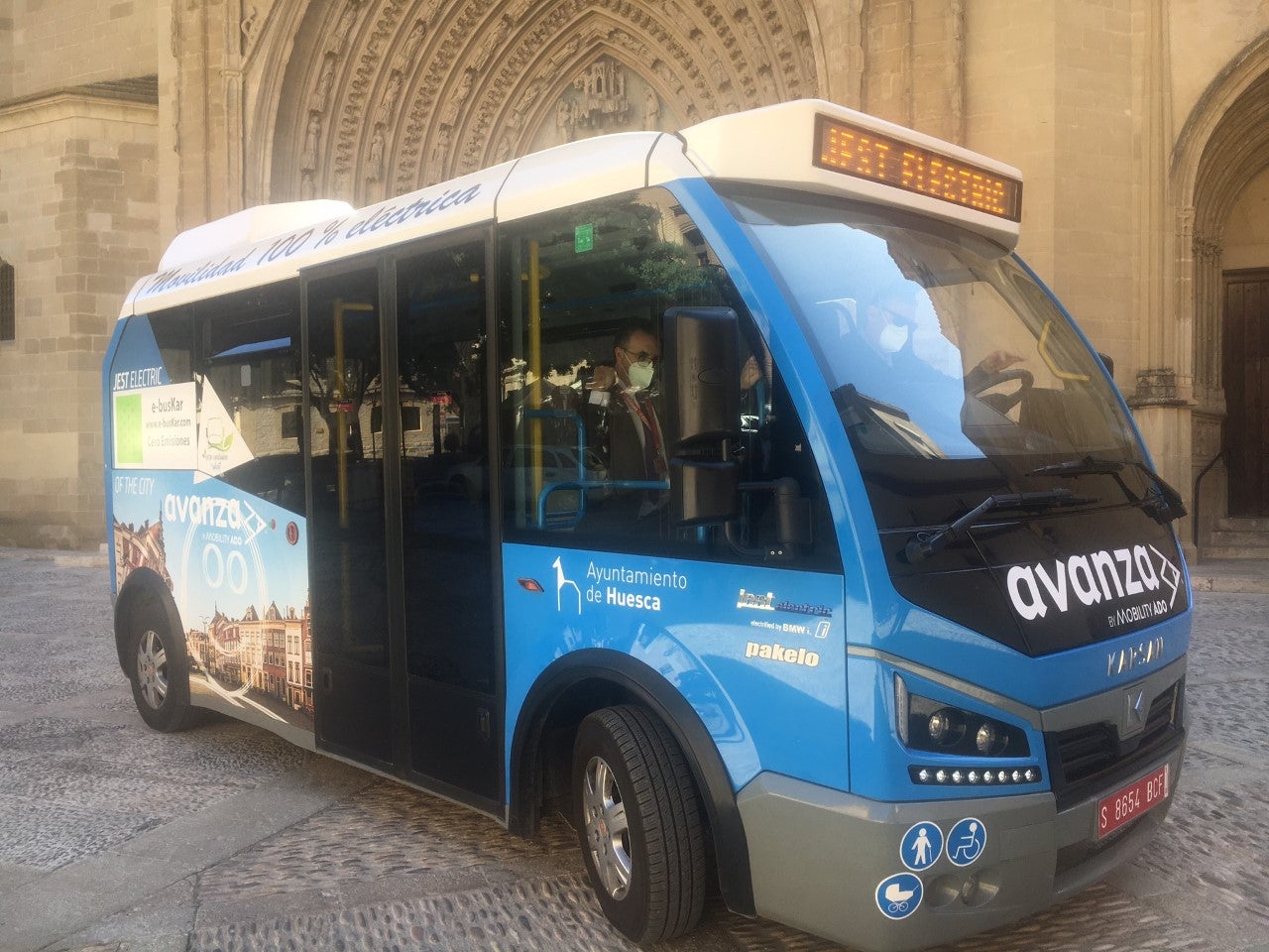 Un minibús eléctrico recorre en pruebas el Casco Viejo Un minibús eléctrico recorre en pruebas el Casco Viejo