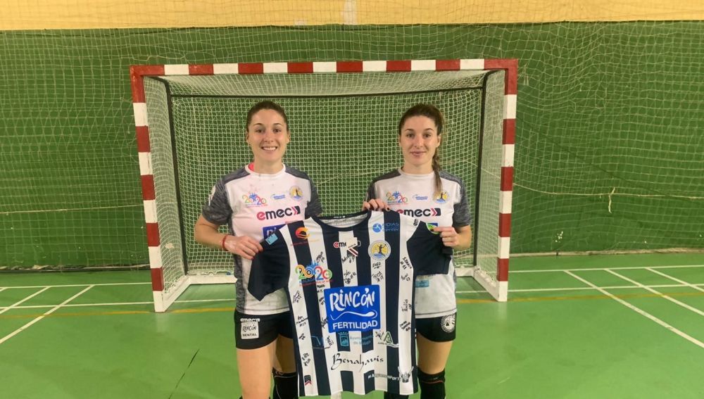 Las gemelas Sole y Espe López con la camiseta del Rincón Fertilidad Campeón de Europa