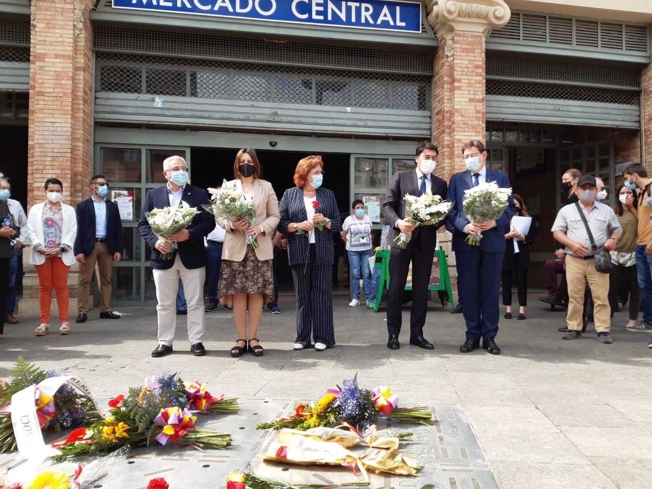 Alicante rinde homenaje y recuerda a las víctimas del bombardeo del Mercado Central Alicante rinde homenaje y recuerda a las víctimas del bombardeo del Mercado Central