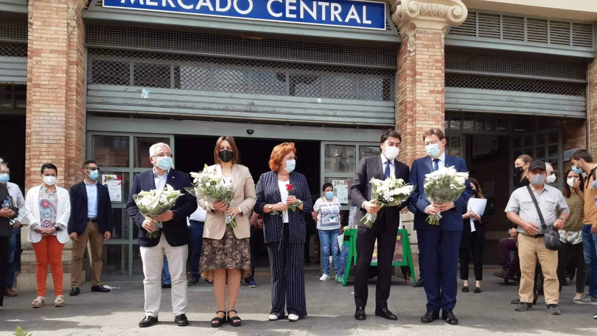 Ofrenda ante el Memorial de las victimas del bombardeo del Mercado Central de Alicante 