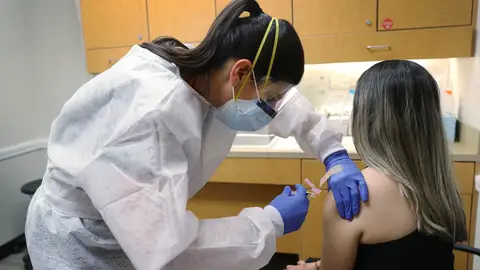 Vacuna chica joven Vacuna chica joven