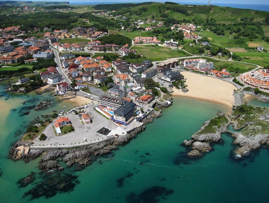 Arnuero tendrá dos banderas azules este verano: estas son las mejores playas del municipio de Cantabria Arnuero tendrá dos banderas azules este verano: estas son las mejores playas del municipio de Cantabria
