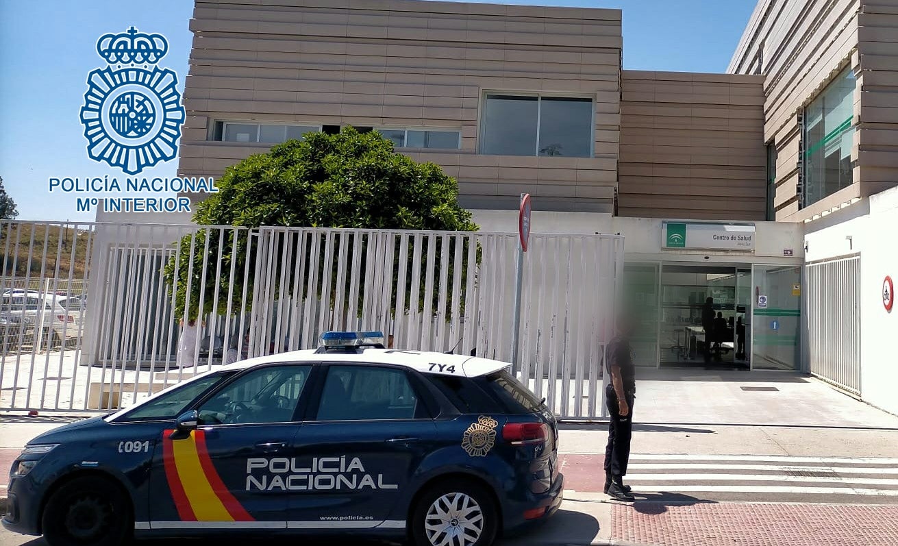 La Policía Nacional detiene a un hombre por entrar en un centro de salud con actitud agresiva y desafiante La Policía Nacional detiene a un hombre por entrar en un centro de salud con actitud agresiva y desafiante