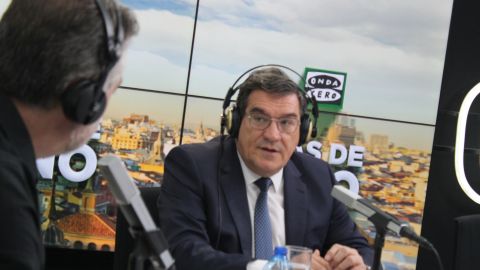 El ministro Jos&eacute; Luis Escriv&aacute; durante una entrevista con Carlos Alsina en M&aacute;s de uno