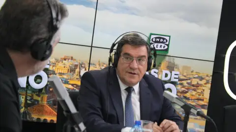 El ministro José Luis Escrivá durante una entrevista con Carlos Alsina en Más de uno El ministro José Luis Escrivá durante una entrevista con Carlos Alsina en Más de uno