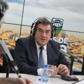 El ministro José Luis Escrivá durante una entrevista con Carlos Alsina en Más de uno