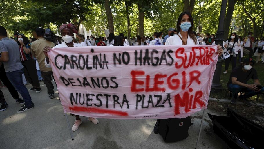 Los MIR, en guerra contra Sanidad por el nuevo sistema de adjudicaci&oacute;n de plazas 'a ciegas'