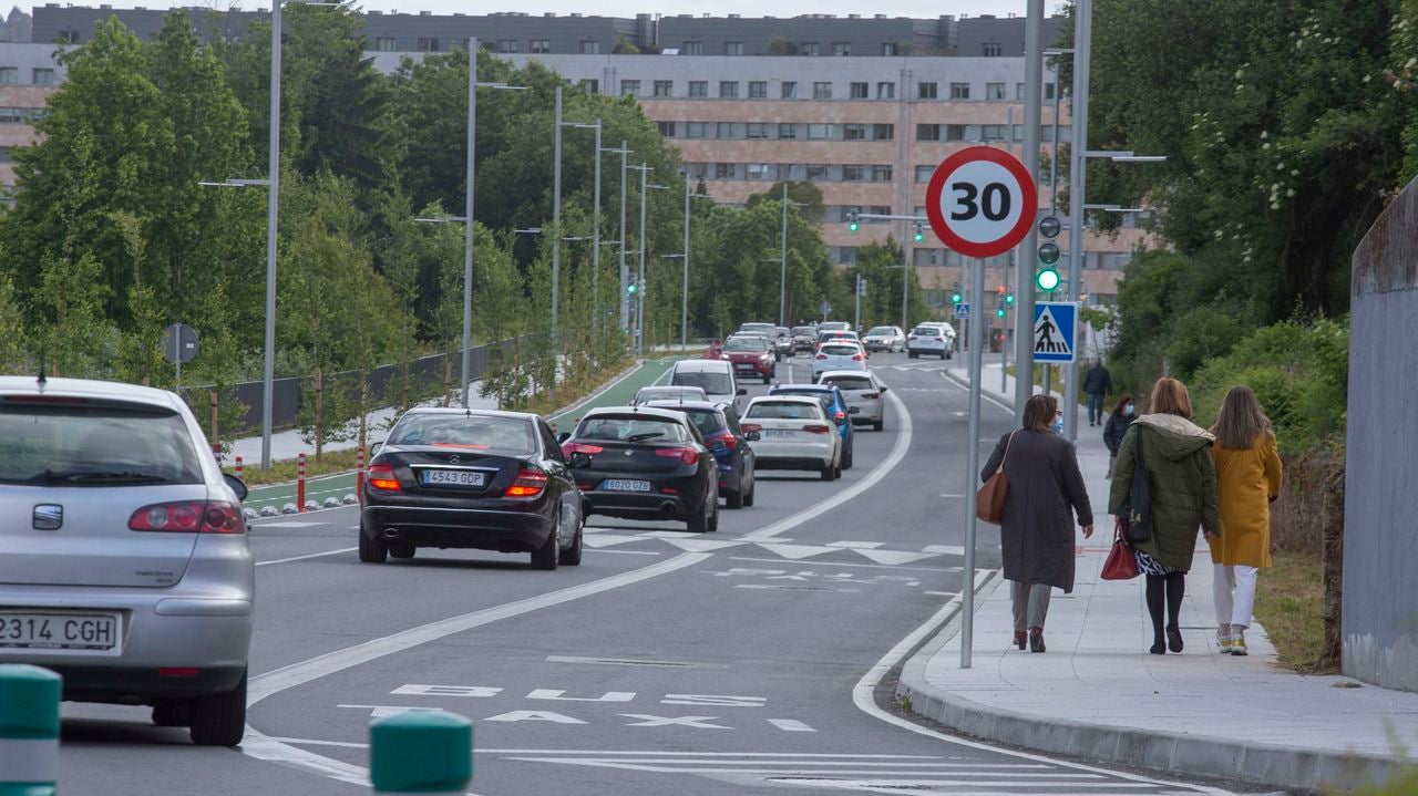 Un radar móvil controla las "zonas 30" de Santiago Un radar móvil controla las "zonas 30" de Santiago