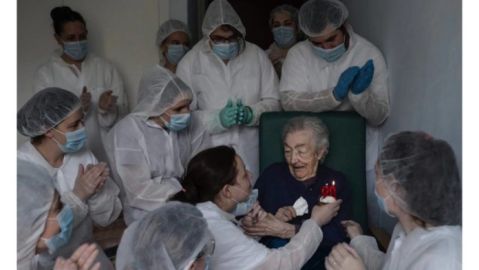 Felicitamos en antena hoxe &oacute; fotoxornalista ourens&aacute;n Brais Lorenzo, que suma &oacute;s seus &uacute;ltimos premios nacionais e internacionais, o prestixioso Ortega y Gasset por unha imaxe sobre a Covid recollida nunha residencia da terceira idade, no cumpleanos dunha residente.