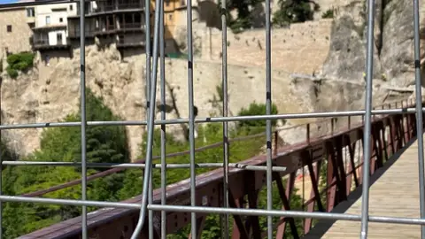 El puente de San Pablo de la ciudad de Cuenca sigue cortado tras el derrumbe El puente de San Pablo de la ciudad de Cuenca sigue cortado tras el derrumbe