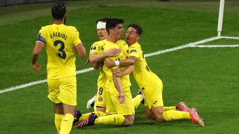 Los juagdores del Villarreal celebran el gol de Gerard Moreno