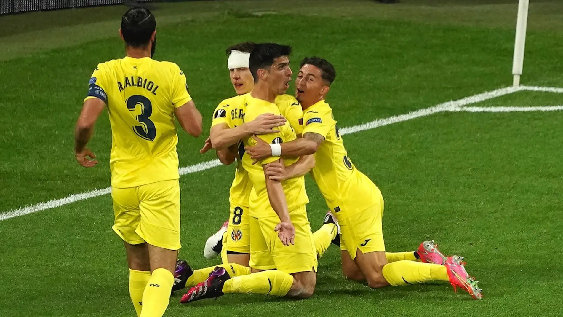 Los juagdores del Villarreal celebran el gol de Gerard Moreno