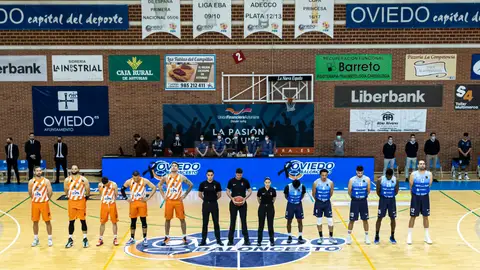 Los equipos de Leyma Coruña y Liberbank Oviedo, junto al trío arbitral, antes del inicio del duelo de playoff de acenso a la ACB. Los equipos de Leyma Coruña y Liberbank Oviedo, junto al trío arbitral, antes del inicio del duelo de playoff de acenso a la ACB.