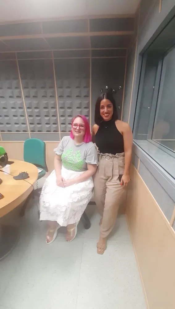 Raquel González y Natalia Olaya, en los estudios de Onda Cero Raquel González y Natalia Olaya, en los estudios de Onda Cero