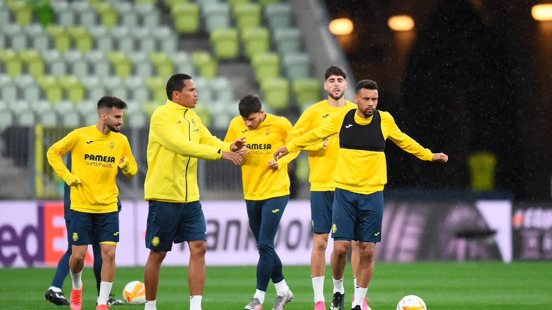 Los futbolistas del Villarreal se entrenan sobre el césped.